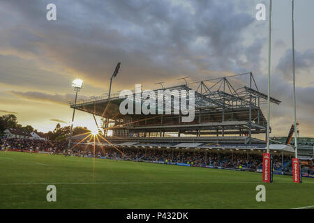 Leeds, Großbritannien. 20. Juni 2018. Betfred Super League, Leeds Rhinos v Katalanen Drachen; die Sonne auf Emerald Headingley Stadium als Leeds sind vor 24-14 Credit: Aktuelles Bilder/Alamy leben Nachrichten Stockfoto