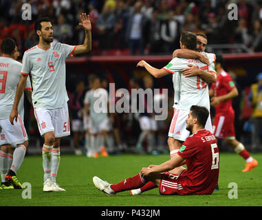 Kasan, Russland. 20 Juni, 2018. Sergio Busquets (L vorne) von Spanien Sieg feiert mit Mannschaftskameraden, nachdem eine Gruppe B Match zwischen Spanien und dem Iran bei der FIFA Fußball-Weltmeisterschaft 2018 in Kasan, Russland, 20. Juni 2018. Spanien gewann 1:0. Credit: Chen Cheng/Xinhua/Alamy leben Nachrichten Stockfoto