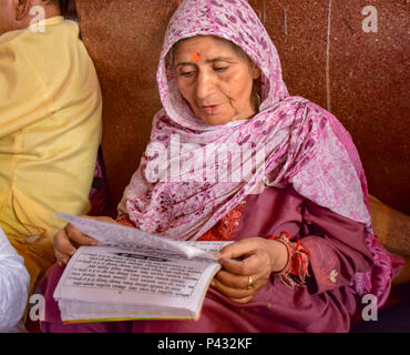 Ganderbal, Indien. 20 Jun 2018 Eine alte hinduistische Devotee gesehen Rituale (puja) während kheer bhavanis Festival. kheer Bhavan Festival ist in Kheer Bhavani Tempel in Tulmulla Ganderbal rund 21 km von Srinagar Sommer Hauptstadt von Jammu und Kaschmir gekennzeichnet. OM ist die heilige Mantras im Hinduismus. Es erscheint an der Bettelei und Ende der meisten Sanskrit Rezitationen. Credit: Abbas Idrees/SOPA Images/ZUMA Draht/Alamy leben Nachrichten Stockfoto