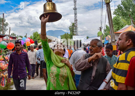 Ganderbal, Indien. 20 Juni, 2018. Hindu Anhänger gesehen Rituale (puja) während kheer bhavanis Festival. kheer Bhavan Festival im Kheer Bhavani Tempel in Tulmulla Ganderbal rund 21 km von Srinagar Sommer Hauptstadt von Jammu und Kaschmir gekennzeichnet ist. OM ist die heilige Mantras im Hinduismus. Es erscheint an der Bettelei und Ende der meisten Sanskrit Rezitationen. Credit: SOPA Images Limited/Alamy leben Nachrichten Stockfoto