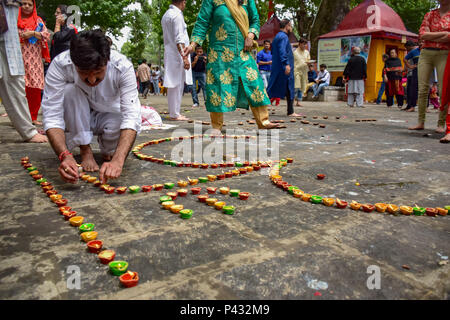 Ganderbal, Indien. 20 Juni, 2018. Menschen mit Danksagung für Beleuchtung Lampen (DIYAS). kheer Bhavan Festival im Kheer Bhavani Tempel in Tulmulla Ganderbal rund 21 km von Srinagar Sommer Hauptstadt von Jammu und Kaschmir gekennzeichnet ist. OM ist die heilige Mantras im Hinduismus. Es erscheint an der Bettelei und Ende der meisten Sanskrit Rezitationen. Credit: SOPA Images Limited/Alamy leben Nachrichten Stockfoto