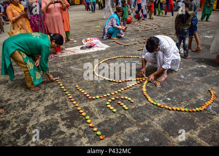 Ganderbal, Indien. 20 Juni, 2018. Menschen mit Danksagung für Beleuchtung Lampen (DIYAS). kheer Bhavan Festival im Kheer Bhavani Tempel in Tulmulla Ganderbal rund 21 km von Srinagar Sommer Hauptstadt von Jammu und Kaschmir gekennzeichnet ist. OM ist die heilige Mantras im Hinduismus. Es erscheint an der Bettelei und Ende der meisten Sanskrit Rezitationen. Credit: SOPA Images Limited/Alamy leben Nachrichten Stockfoto