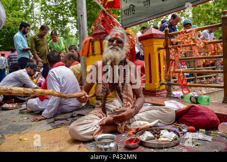 Ganderbal, Indien. 20 Juni, 2018. Hindu devotee gesehen Rituale (puja) während kheer bhavanis Festival. kheer Bhavan Festival ist in Kheer Bhavani Tempel in Tulmulla Ganderbal rund 21 km von Srinagar Sommer Hauptstadt von Jammu und Kaschmir gekennzeichnet. OM ist die heilige Mantras im Hinduismus. Es erscheint an der Bettelei und Ende der meisten Sanskrit Rezitationen. Credit: SOPA Images Limited/Alamy leben Nachrichten Stockfoto