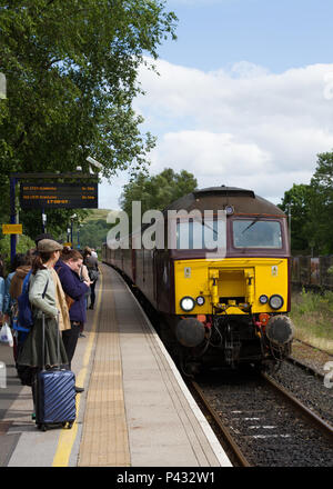 Windermere, Lake District, England. 20 Juni, 2018. Passagiere warten die Westküste Eisenbahn Service am Windermere zu verbinden. Charles Allen/Alamy leben Nachrichten Stockfoto