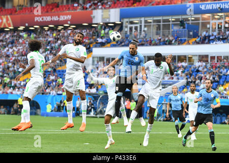 Bereich Szene: Yasir ALSHAHRANI (KSA), Salman ALFARAJ (KSA), Martin CACERES (uru), Osama HAWSAWI (KSA), Aktion, Duellen. Uruguay (Saudi-Arabien (KSA) 1-0, Vorrunde, Gruppe A, Spiel 18, am 20/06/2018 in Rostow-am-Don, Rostov Arena Fussball-WM 2018 in Russland vom 14.06 - 15.07.2018. | Verwendung weltweit Stockfoto