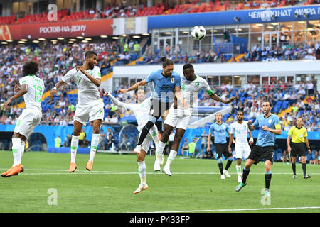 Bereich Szene: Yasir ALSHAHRANI (KSA), Salman ALFARAJ (KSA), Martin CACERES (uru), Osama HAWSAWI (KSA), Aktion, Duellen. Uruguay (Saudi-Arabien (KSA) 1-0, Vorrunde, Gruppe A, Spiel 18, am 20/06/2018 in Rostow-am-Don, Rostov Arena Fussball-WM 2018 in Russland vom 14.06 - 15.07.2018. | Verwendung weltweit Stockfoto