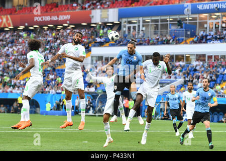 Bereich Szene: Yasir ALSHAHRANI (KSA), Salman ALFARAJ (KSA), Martin CACERES (uru), Osama HAWSAWI (KSA), Aktion, Duellen. Uruguay (Saudi-Arabien (KSA) 1-0, Vorrunde, Gruppe A, Spiel 18, am 20/06/2018 in Rostow-am-Don, Rostov Arena Fussball-WM 2018 in Russland vom 14.06 - 15.07.2018. | Verwendung weltweit Stockfoto