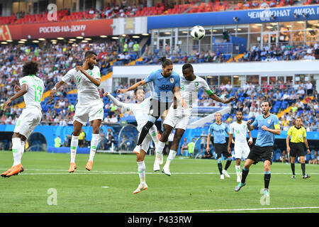 Bereich Szene: Yasir ALSHAHRANI (KSA), Salman ALFARAJ (KSA), Martin CACERES (uru), Osama HAWSAWI (KSA), Aktion, Duellen. Uruguay (Saudi-Arabien (KSA) 1-0, Vorrunde, Gruppe A, Spiel 18, am 20/06/2018 in Rostow-am-Don, Rostov Arena Fussball-WM 2018 in Russland vom 14.06 - 15.07.2018. | Verwendung weltweit Stockfoto