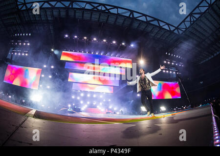 Mailand Italien. 20. Juni 2018. Die italienischen Pop singer-songwriter Cesare Cremonini führt live auf der Bühne im Stadio San Siro während des tadi Tour 2018' Stockfoto