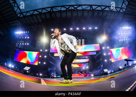 Mailand Italien. 20. Juni 2018. Die italienischen Pop singer-songwriter Cesare Cremonini führt live auf der Bühne im Stadio San Siro während des tadi Tour 2018' Stockfoto