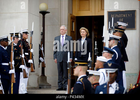 Washington, USA. 20 Juni, 2018. Us-Verteidigungsminister James Mattis (L) hält eine Begrüßungszeremonie für deutsche Verteidigungsminister Ursula von der Leyen (R) im Pentagon vom 20. Juni 2018. Credit: Ting Shen/Xinhua/Alamy leben Nachrichten Stockfoto