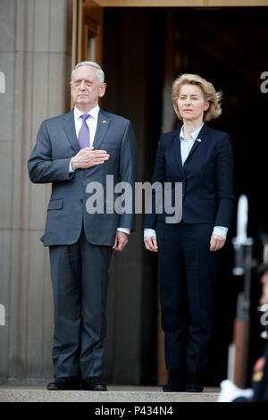 Washington, USA. 20 Juni, 2018. Us-Verteidigungsminister James Mattis (L) hält eine Begrüßungszeremonie für deutsche Verteidigungsminister Ursula von der Leyen am Pentagon vom 20. Juni 2018. Credit: Ting Shen/Xinhua/Alamy leben Nachrichten Stockfoto