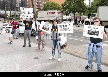 New York, NY, USA. 20 Juni, 2018. Demonstranten vor der Barnes & Noble Book Store, wo David Hogg, neuer Absolvent von Marjory Stoneman Douglas High School in Parkland, Florida und Lauren Hogg, Co-Autor mit David von #NeverAgain: Eine neue Generation zeichnet die Linie, eine Autogrammstunde im Barnes & Noble Book Store am Union Square in New York City sind am 20. Juni 2018 Credit: Michael Brochstein/ZUMA Draht/Alamy leben Nachrichten Stockfoto