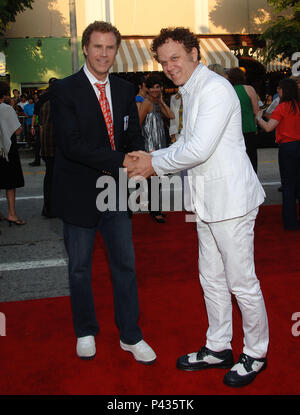 Will Ferrell und John C. Reilly - Schritt Brüder Premiere auf dem Westwood Village Theater in Los Angeles. in voller Länge Augenkontakt Lächeln - 01 FerrellWill ReillyJohnC 01.jpg 01 FerrellWill ReillyJohnC 01 Event in Hollywood Leben - Kalifornien, Red Carpet Event, USA, Filmindustrie, Prominente, Fotografie, Bestof, Kunst, Kultur und Unterhaltung, Topix prominente Mode, Besten, Hollywood Leben, Event in Hollywood Leben - Kalifornien, Roter Teppich und backstage, Film Stars, TV Stars, Musik, Promis, Topix, Akteure aus dem gleichen Film, Cast und co Star zusammen. Stockfoto