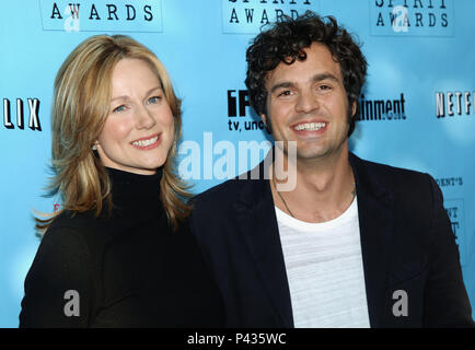 Laura Linney und Mark Ruffalo bei den Nominierungen für die 2006 Independent Spirit Awards im Meridien Hotel in Los Angeles. November 29, 2005. - 01 LinneyLaura RuffaloMark.jpg 01 RuffaloMark LinneyLaura Event in Hollywood Leben - Kalifornien, Red Carpet Event, USA, Filmindustrie, Prominente, Fotografie, Bestof, Kunst, Kultur und Unterhaltung, Topix prominente Mode, Besten, Hollywood Leben, Event in Hollywood Leben - Kalifornien, Roter Teppich und backstage, Film Stars, TV Stars, Musik, Promis, Topix, Akteure aus dem gleichen Film, Cast und co Star zusammen. Stockfoto