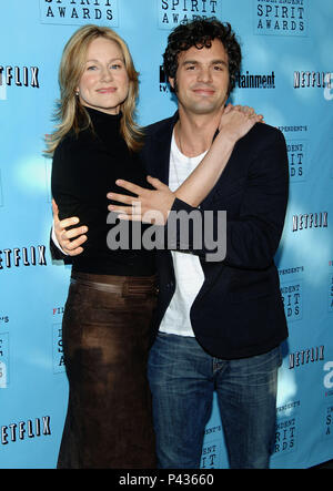 Laura Linney und Mark Ruffalo bei den Nominierungen für die 2006 Independent Spirit Awards im Meridien Hotel in Los Angeles. November 29, 2005. - 06 LinneyLaura RuffaloMark.jpg 06 RuffaloMark LinneyLaura Event in Hollywood Leben - Kalifornien, Red Carpet Event, USA, Filmindustrie, Prominente, Fotografie, Bestof, Kunst, Kultur und Unterhaltung, Topix prominente Mode, Besten, Hollywood Leben, Event in Hollywood Leben - Kalifornien, Roter Teppich und backstage, Film Stars, TV Stars, Musik, Promis, Topix, Akteure aus dem gleichen Film, Cast und co Star zusammen. Stockfoto