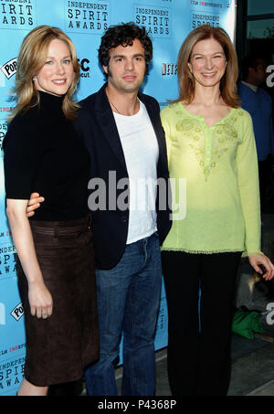 Laura Linney, Mark Ruffalo und Dawn Hudson bei den Nominierungen für die 2006 Independent Spirit Awards im Meridien Hotel in Los Angeles. November 29, 2005. - 07 LinneyL RuffaloM HudsonD.jpg 07 LinneyL HudsonD RuffaloM Event in Hollywood Leben - Kalifornien, Red Carpet Event, USA, Filmindustrie, Prominente, Fotografie, Bestof, Kunst, Kultur und Unterhaltung, Topix prominente Mode, Besten, Hollywood Leben, Event in Hollywood Leben - Kalifornien, Roter Teppich und backstage, Film Stars, TV Stars, Musik, Promis, Topix, Akteure aus dem gleichen Film, Cast und co s Stockfoto