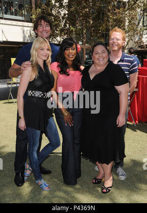 Die Darsteller: Jerry O'Connell, Niecy Nash, Jesse Tyler Ferguson, Molly Stanton und Jolene Purdy - Nicht stören Hotel Parcours an der Waldung in Los Angeles. in voller Länge Augenkontakt Lächeln - 08 Cast DoNotDisturb 08.jpg 08 Cast DoNotDisturb 08 Veranstaltung in Hollywood Leben - Kalifornien, Red Carpet Event, USA, Filmindustrie, Prominente, Fotografie, Bestof, Kunst, Kultur und Unterhaltung, Topix prominente Mode, Besten, Hollywood Leben, Event in Hollywood Leben - Kalifornien, Roter Teppich und backstage, Film Stars, TV Stars, Musik, Promis, Topix, Akteure aus der s Stockfoto