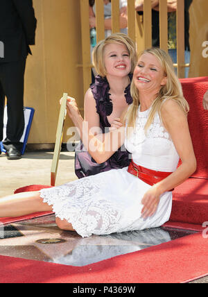 Mit dem co-star Sofia Vassilieva Cameron Diaz geehrt mit einem Stern auf dem Hollywood Walk of Fame in Los Angeles. - 08 DiazCameron VassilievaSofia 08.jpg 08 DiazCameron VassilievaSofia 08 Event in Hollywood Leben - Kalifornien, Red Carpet Event, USA, Filmindustrie, Prominente, Fotografie, Bestof, Kunst, Kultur und Unterhaltung, Topix prominente Mode, Besten, Hollywood Leben, Event in Hollywood Leben - Kalifornien, Roter Teppich und backstage, Film Stars, TV Stars, Musik, Promis, Topix, Akteure aus dem gleichen Film, Cast und co Star zusammen. Anfrage tsuni @ Gamm Stockfoto