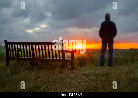 Southport, Merseyside, UK. 21 Juni, 2018. Bunte Sonnenaufgang über Marshside Naturschutzgebiet windig, bewölkt Start in den Tag mit Temperaturen erwartet und warmes Sommerwetter zurückzukehren. Sonnenaufgang auf sommersonnenwende. Credit: MediaWorldImages/Alamy leben Nachrichten Stockfoto