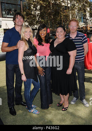 Die Darsteller: Jerry O'Connell, Niecy Nash, Jesse Tyler Ferguson, Molly Stanton und Jolene Purdy - Nicht stören Hotel Parcours an der Waldung in Los Angeles. in voller Länge Augenkontakt Lächeln - 11 Cast DoNotDisturb 11.jpg 11 Cast DoNotDisturb 11 Veranstaltung in Hollywood Leben - Kalifornien, Red Carpet Event, USA, Filmindustrie, Prominente, Fotografie, Bestof, Kunst, Kultur und Unterhaltung, Topix prominente Mode, Besten, Hollywood Leben, Event in Hollywood Leben - Kalifornien, Roter Teppich und backstage, Film Stars, TV Stars, Musik, Promis, Topix, Akteure aus der s Stockfoto