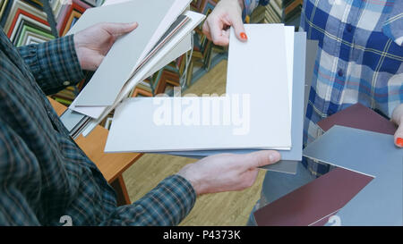 Hände halten Passepartout für Paket Bild im Rahmen Stockfoto