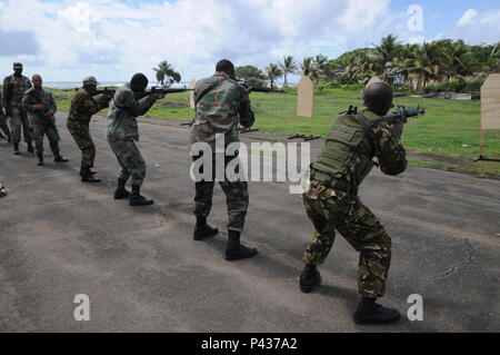 Mitglieder der Grenada spezielle Service Unit Praxis die Grundlagen der Treffsicherheit an der Strecke in der Nähe von Perlen Flughafen, 7. Juni als Teil der Masse Training Schiene von Tradewinds 2016. Tradewinds 2016 ist eine gemeinsame kombinierte Übung in Verbindung mit Partnerstaaten durchgeführt, um die kollektiven Fähigkeiten der Streitkräfte und constabularies grenzüberschreitende organisierte Kriminalität entgegenzuwirken und Humanitäre/Katastrophenhilfe Operationen durchzuführen, zu verbessern. Stockfoto