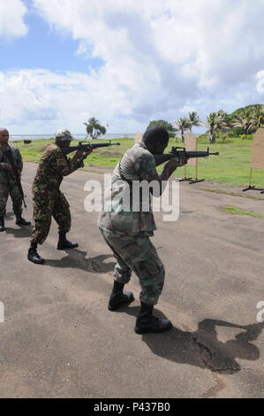 Mitglieder der Grenada spezielle Service Unit Praxis die Grundlagen der Treffsicherheit an der Strecke in der Nähe von Perlen Flughafen, 7. Juni als Teil der Masse Training Schiene von Tradewinds 2016. Tradewinds 2016 ist eine gemeinsame kombinierte Übung in Verbindung mit Partnerstaaten durchgeführt, um die kollektiven Fähigkeiten der Streitkräfte und constabularies grenzüberschreitende organisierte Kriminalität entgegenzuwirken und Humanitäre/Katastrophenhilfe Operationen durchzuführen, zu verbessern. Stockfoto