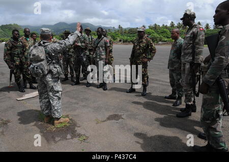 Sgt. 1. Klasse Anthony Rodriguez, ein Militär Polizei mit den Florida Army National Guard beauftragt Mitglieder der Grenada spezielle Service Unit auf den Grundlagen der Treffsicherheit an der Strecke in der Nähe von Perlen Flughafen, 7. Juni als Teil der Masse Training Schiene von Tradewinds 2016. Tradewinds 2016 ist eine gemeinsame kombinierte Übung in Verbindung mit Partnerstaaten durchgeführt, um die kollektiven Fähigkeiten der Streitkräfte und constabularies grenzüberschreitende organisierte Kriminalität entgegenzuwirken und Humanitäre/Katastrophenhilfe Operationen durchzuführen, zu verbessern. Stockfoto