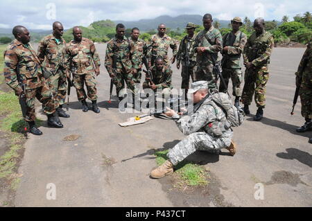 Sgt. 1. Klasse Anthony Rodriguez, ein Militär Polizei mit den Florida Army National Guard beauftragt Mitglieder der Grenada spezielle Service Unit auf den Grundlagen der Treffsicherheit an der Strecke in der Nähe von Perlen Flughafen, 7. Juni als Teil der Masse Training Schiene von Tradewinds 2016. Tradewinds 2016 ist eine gemeinsame kombinierte Übung in Verbindung mit Partnerstaaten durchgeführt, um die kollektiven Fähigkeiten der Streitkräfte und constabularies grenzüberschreitende organisierte Kriminalität entgegenzuwirken und Humanitäre/Katastrophenhilfe Operationen durchzuführen, zu verbessern. Stockfoto