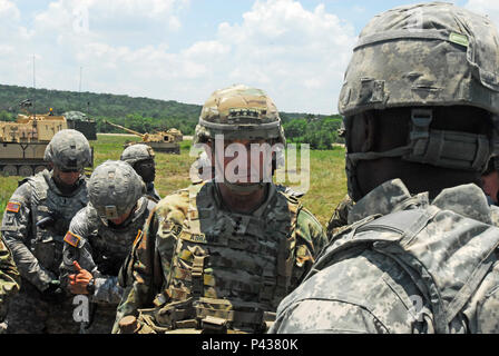 Gen. Robert Abrams, kommandierender General der US-Armee den Befehl, spricht mit Soldaten der Batterie EIN, 2d-Bataillon, 114 Field Artillery Regiment, Mississippi Army National Guard, der am 8. Juni 2016, während einer Pause in der Ausbildung, während sich die Multi-Echelon integrierte Feuerwehr Ausbildung (MiBT) in Fort Hood, Texas. Ein MiBT ist ein Mehrkomponenten- Veranstaltung, unterstützt die Bereitschaft der Reserve und aktive Komponenten in Übereinstimmung mit Insgesamt tritt die Politik der US-Armee. (Mississippi National Guard Foto von Pfc. Justin Humphreys, 102 d Public Affairs Ablösung/Freigegeben) Stockfoto