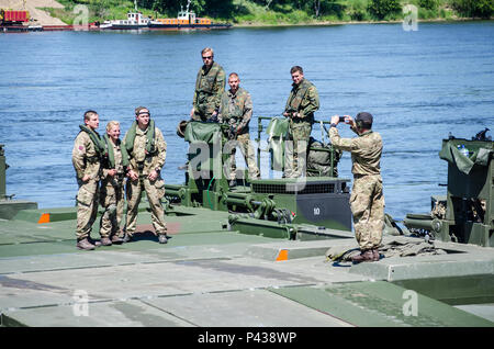 Britische und deutsche Soldaten Pause für einen Fototermin bei einer Brücke über den Betrieb in Chelmno, Polen, 7. Juni 2016. Multinationale Streitkräfte koordinierte, montiert und über eine Brücke besteht aus deutschen und britischen M 3 amphibische Rigs, die Fahrzeuge der Weichsel als Teil der Übung Anakonda 2016 zu überqueren. Die Polnisch-led-Übung ist eine gemeinsame Aus- und Fortbildung, um die Interoperabilität zu verstärken und die Bande zwischen den NATO-Verbündeten und Partnern, die kollektive Sicherheit und Frieden in der Region zu stärken. Stockfoto