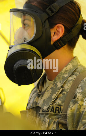 Kentucky National Guard SPC. Kylie Killen, eine Chemische, biologische, radiologische und nukleare (CBRNE) Spezialist für die Zentrale und die Konzernzentrale 103 chemischen Bataillon zugeordnet, wartet auf die "alles klar", zur dekontaminierung Bemühungen auf Opfer Juni 8, 2016, während der cascadia Rising Übung im Camp Rilea, Oregon beginnen. Cascadia Rising simuliert einen 9,0-Erdbeben entlang der Cascadia Subduktionszone, welche Tests der Oregon und Kentucky National Guard's CBRNE Enhanced Response Force Paket (CERFP) Fähigkeit, neben lokalen, staatlichen und föderalen Ersthelfer und öffentliche Arbeiten Stockfoto