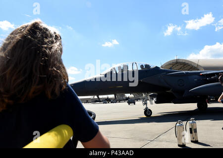 Nach seinem letzten F-15E Strike Eagle-Flug auf der Seymour Johnson Air Force Base, North Carolina, am 8. Juni 2016, wird der 4th Operations Group Commander von seiner Familie, einschließlich seiner Tochter, gefeiert. Afflerbaugh wird in einen neuen Auftrag auf der Osan Air Base, Republik Korea, wechseln. Der Fini Flight Event war der Abschluss seiner Amtszeit und würdigte seine Führung, seine operativen Beiträge und sein Engagement für die Missionen des 4th Fighter Wing und der U.S. Air Force. Stockfoto