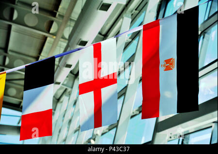 Flaggen von Frankreich, England und Ägypten waren Länder spielen in 2018 Fußball-WM Stockfoto