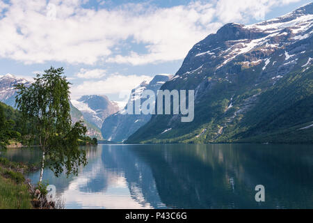 See Lovatnet, Stryn, mit Bødalsbreen (links) und Kjenndalsbreen (rechts) ein beliebtes Touristenziel in Westnorwegen. Stockfoto