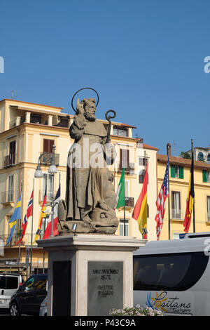 Statue des hl. Antoninus in der Piazza T Tasso im Zentrum von Sorrent, Italien Stockfoto