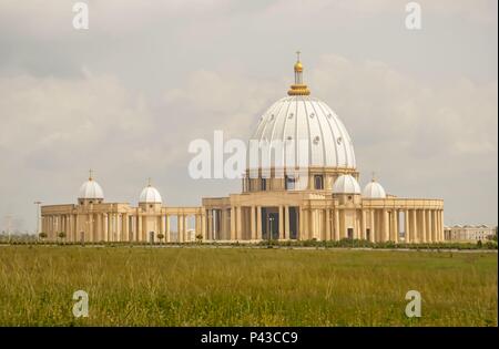 Katholische Basilika Unserer Lieben Frau des Friedens (Basilique Notre-Dame de la Paix in Yamoussoukro, Elfenbeinküste ist die größte Kirche der Welt. Stockfoto