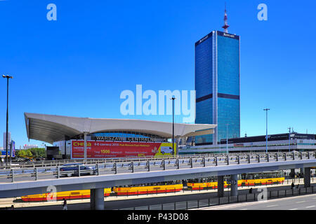 Warschau, Pommern/Ostsee/Polen - 2018/06/08: Panoramablick auf das Stadtzentrum mit Marriott Hotel Tower und Hauptbahnhof und Aleje Jrozolimskie stree Stockfoto