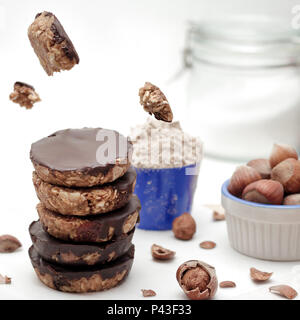 Hausgemachte Haferflocken protein Cookies mit Rosinen, Termine und Erdnüsse. Stockfoto