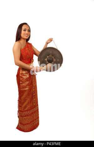 Junge orientalische Frau spielen eine Thai Gong. Stockfoto