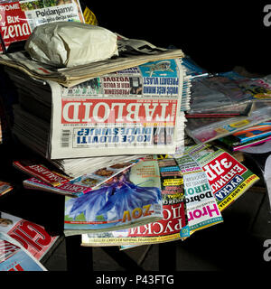 Nahaufnahme von einem Stapel von Zeitungen und Zeitschriften, Belgrad, Serbien Stockfoto