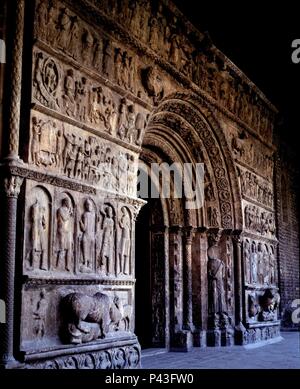 ROMANICA PORTADA DEL MONASTERIO DE SANTA MARIA DE RIPOLL - SIGLO XII. Lage: MONASTERIO DE SANTA MARIA, RIPOLL, Alicante, Spanien. Stockfoto