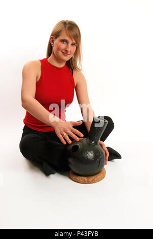 Udu oder Urdu Trommel aus Afrika. Tontopf Trommel mit den Händen gespielt. Percussion Model Release - Gemma Jones Stockfoto