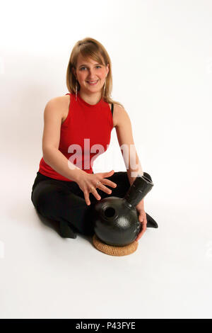 Udu oder Ordu Trommel aus Afrika. Tontopf Trommel mit den Händen gespielt. Percussion Model Release - Gemma Jones Stockfoto