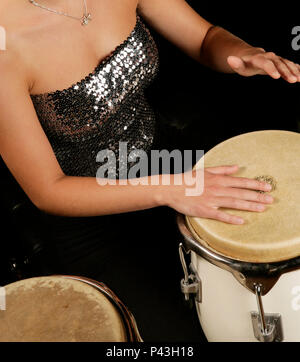 Junge Frau congas spielen in einer Band Stockfoto
