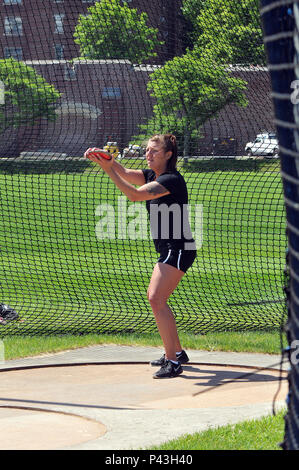 US Army Reserve Staff Sgt Ashley Anderson bereitet sich auf eine Diskuswerfen im Bereich Ausbildung für die Abteilung der Verteidigung Krieger Spiele 2016 wird in der United States Military Academy in West Point, New York, 9. Juni 2016 statt. Anderson ist ein Mitglied der US Army Reserve 339. Military Police Company, mit Sitz in Davenport, Iowa, und ist derzeit in Fort Riley, Kansas, Krieger Übergang Bataillon zugeordnet. DoD Krieger Spiele, ist Juni 15-21, eine adaptive Sportwettkampf Veteranen und Verwundeten, Kranken und verletzten Angehörige. Athleten die Teams aus der Armee, Marine Corps, Stockfoto