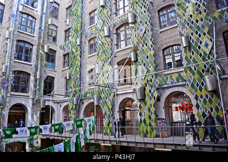 Les Docks Dorf, restaurierten alten Docks (Geschäfts- und Handelszentrum), La Joliette Bezirk, Marseille, Bouches-du-Rhône, Frankreich Stockfoto