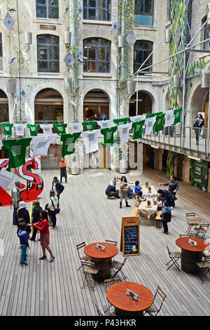 Les Docks Dorf, restaurierten alten Docks (Geschäfts- und Handelszentrum), La Joliette Bezirk, Marseille, Bouches-du-Rhône, Frankreich Stockfoto