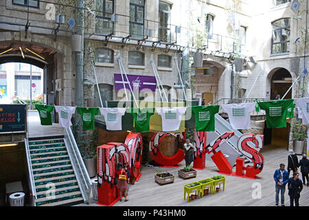 Les Docks Dorf, restaurierten alten Docks (Geschäfts- und Handelszentrum), La Joliette Bezirk, Marseille, Bouches-du-Rhône, Frankreich Stockfoto